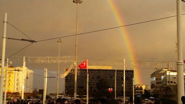Taksim&rsquo;de Beliren G&ouml;kkuşağı Kendine Hayran Bıraktı 1