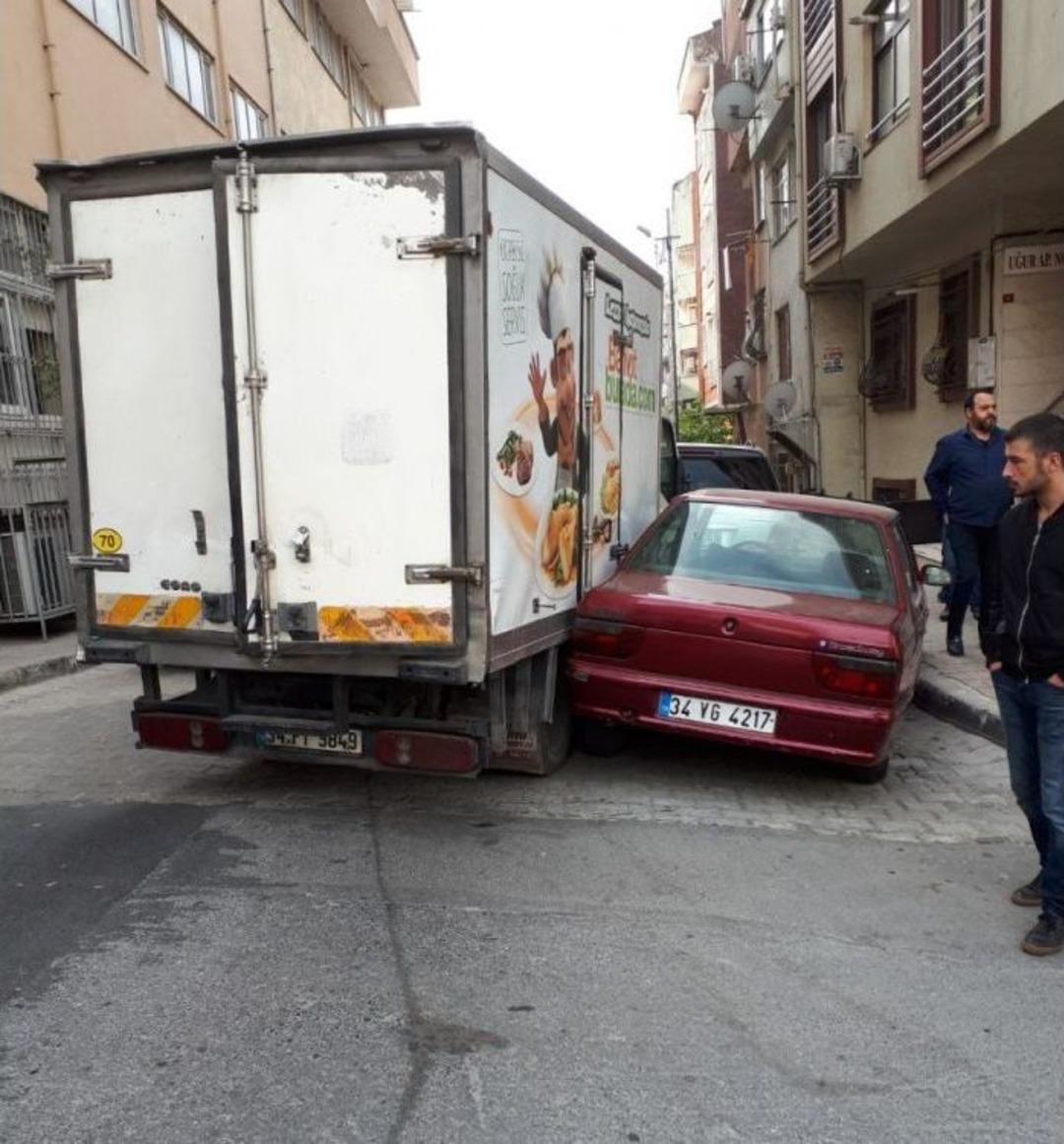 Freni Boşalan Kamyonet 4 Araca &Ccedil;arptı