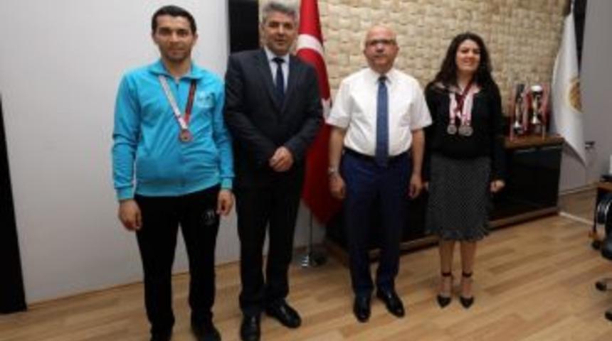 Başarılı Atletlerden Başkan &Ccedil;oban&rsquo;a Ziyaret