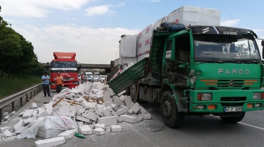 D-100 Karayolunda Tır İle Kamyon &Ccedil;arpıştı