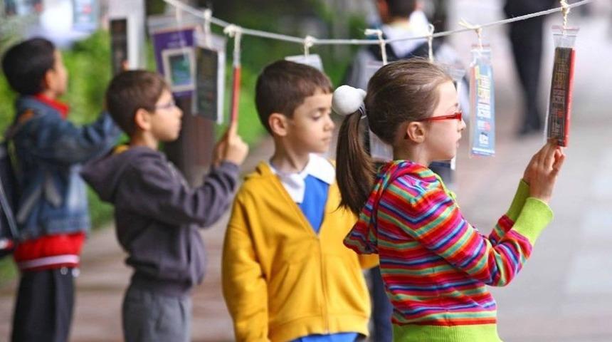 Ağa&ccedil;lar Yine Kitap A&ccedil;acak