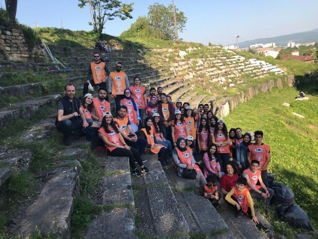 &Uuml;niversiteli &Ouml;ğrencilerden Tarihi Temizlik