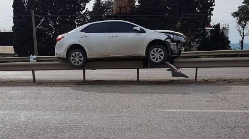 Otomobil &Ccedil;elik Bariyerlerin &Uuml;zerinde Kaldı