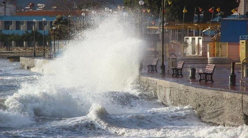 Kuzey Ege&rsquo;de Lodos Fırtınası Etkili Oluyor
