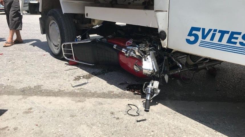 Hatay&rsquo;da Motosiklet Kamyonetle &Ccedil;arpıştı: 1 Yaralı