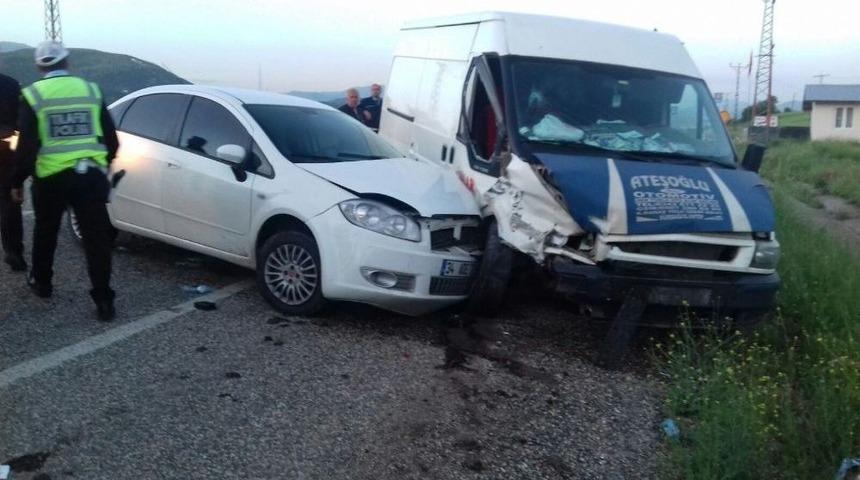 Otomobil İle Minib&uuml;s &Ccedil;arpıştı: 1 Yaralı