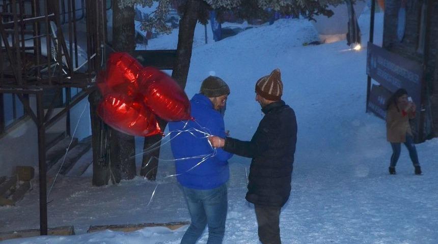 Uludağ&rsquo;da Sevgililer G&uuml;n&uuml;&rsquo;nde Kar Fırtınası