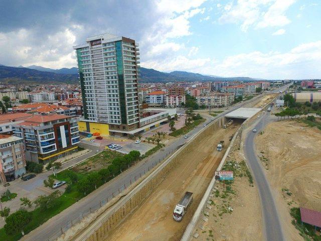 Alaşehir’in Köprülü Kavşağında Çalışmalar Devam Ediyor