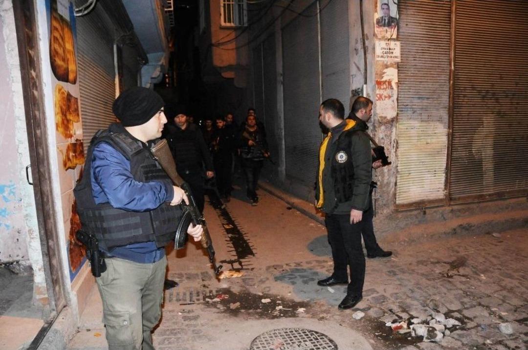 Diyarbakır&rsquo;da 3 Bin Polisle &rsquo;15 Şubat&rsquo; Alarmı: 77 G&ouml;zaltı