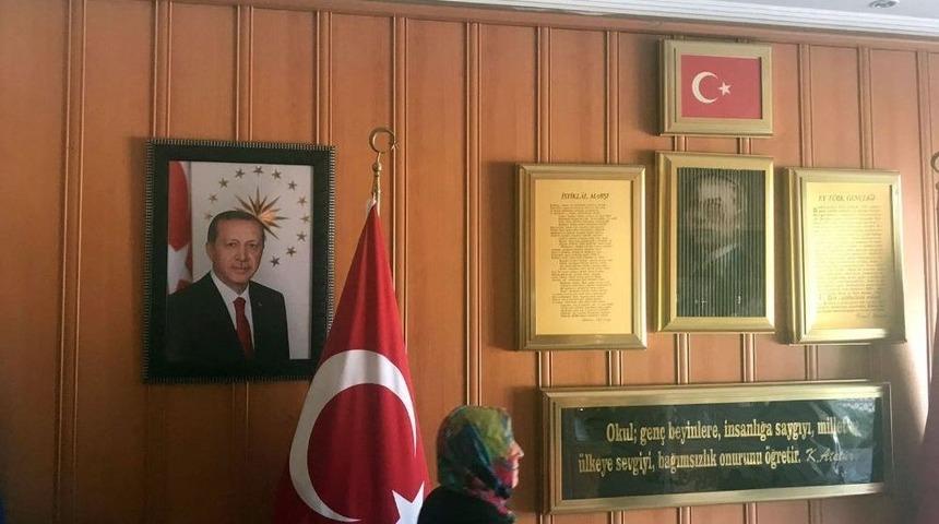 Isparta&rsquo;da Se&ccedil;im G&uuml;n&uuml; Cumhurbaşkanı Erdoğan&rsquo;ın Okuldaki Portresinin İndirilmeye &Ccedil;alışıldığı İddiası