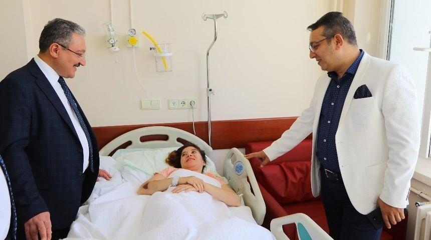 Rekt&ouml;r G&uuml;ven Kazazede &Ouml;ğrencisini Ziyaret Etti