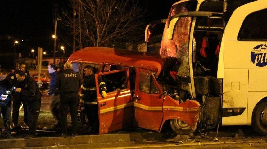 Amasya’da Yolcu Otobüsüyle Minibüs Çarpıştı: 1 Ölü, 4 Yaralı