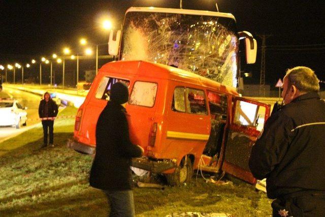 Amasya’da Yolcu Otobüsüyle Minibüs Çarpıştı: 1 Ölü, 4 Yaralı
