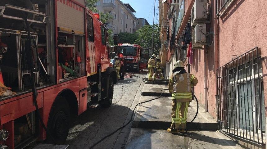 Beyoğlu&rsquo;nda Patlayan Trafo Paniğe Neden Oldu
