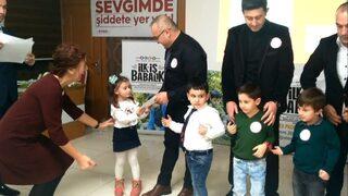 Babalar Sertifikalarını Çocuklarının Elinden Aldı