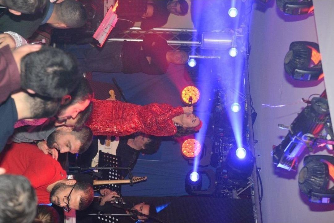 Yıldız Tilbe Ve Ece Se&ccedil;kin Sevgililer G&uuml;n&uuml;nde Uludağ&rsquo;ı Coşturdu