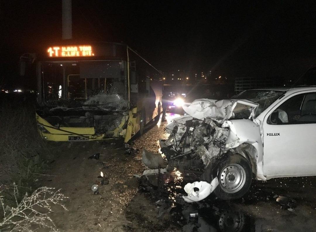 Kamyonet İle Belediye Otob&uuml;s&uuml; &Ccedil;arpıştı, Kazada Bir Kişi &Ouml;ld&uuml;