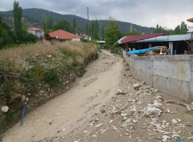 Sel Nedeniyle Bozulan Yollara Bakıma Alındı