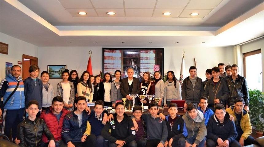 Başarılı Sporculardan Başkan B&uuml;y&uuml;kyapıcı&rsquo;ya Ziyaret