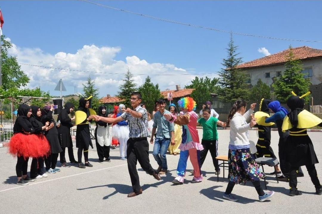 &Uuml;niversite &Ouml;ğrencileri, &Ouml;zel &Ouml;ğrencileri Sevindirdiler