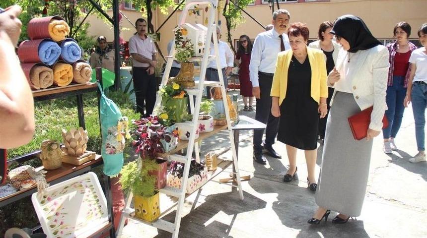 Yurt &Ouml;ğrencileri Atık Maddeleri Sanata D&ouml;n&uuml;şt&uuml;rd&uuml;