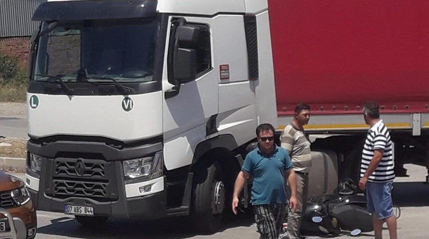 Kamyon Motosikletle Çarpıştı 2’si Çocuk 3 Kişi Yaralandı