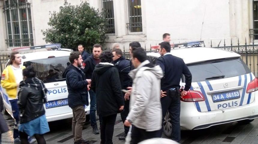 (&ouml;zel) Taksim&rsquo;de Uyuşturucu Madde Etkisindeki Gen&ccedil; Polise Zor Anlar Yaşattı