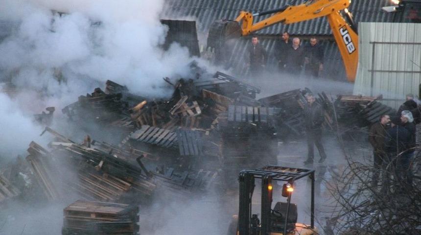 Palet Fabrikasının Depolama Alanında &Ccedil;ıkan Yangın Tamamen S&ouml;nd&uuml;r&uuml;ld&uuml;