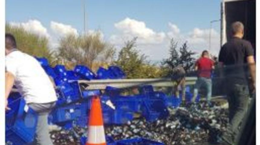 Tır Kaza Yaptı, Şişeler Yollara Sa&ccedil;ıldı
