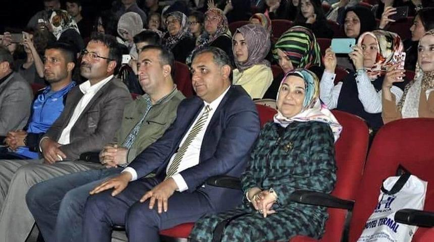 Başkan &Ccedil;ift&ccedil;i, Şiir Dinletisine Katıldı