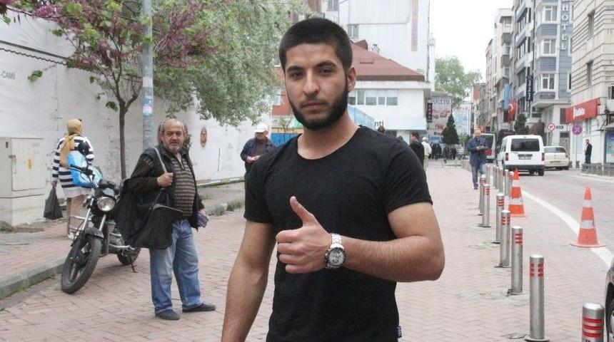 Tramvayda İnsanlık Dersi Veren Genç Iraklı Çıktı