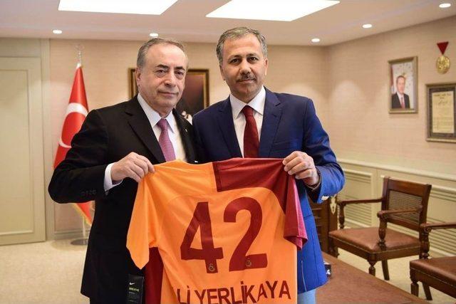 Gaziantep Valisine Galatasaray Forması