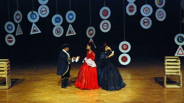 Sevgililer Günü’nde Çiftler ‘twitter Fenomeni Romeo Ve İnsta Girl Juliet’ Oyununu İzledi