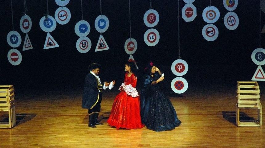 Sevgililer G&uuml;n&uuml;&rsquo;nde &Ccedil;iftler &lsquo;twitter Fenomeni Romeo Ve İnsta Girl Juliet&rsquo; Oyununu İzledi