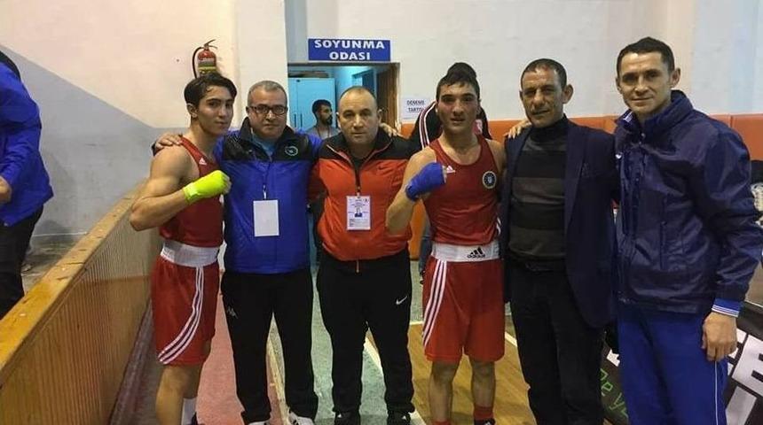 Vanlı Boks&ouml;rler Madalyalarla D&ouml;nd&uuml;ler