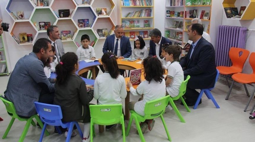 İlkokula Zenginleştirilmiş K&uuml;t&uuml;phane