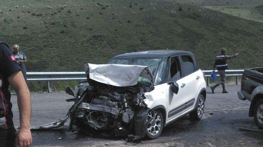 Hafif Ticari Araç İle Otomobil Çarpıştı: 1 Ölü, 4 Yaralı