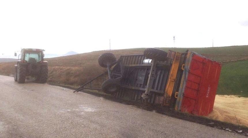 G&uuml;ny&uuml;z&uuml;&rsquo;nde 10 Ton Arpa Y&uuml;kl&uuml; R&ouml;mork Şarampole Devrildi