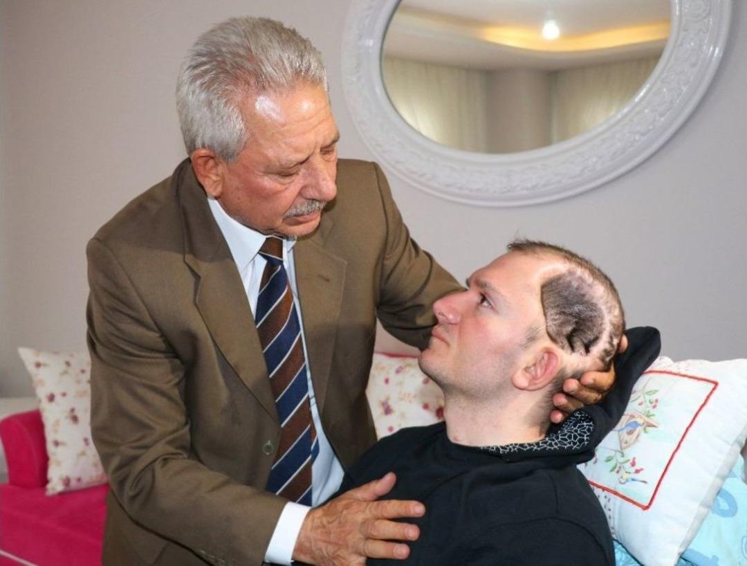 Ambulansın &Ccedil;arptığı Gencin Hayatı Karardı