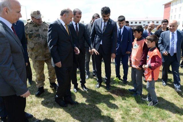 Okul Bahçesine 300 Adet Fidan Dikildi