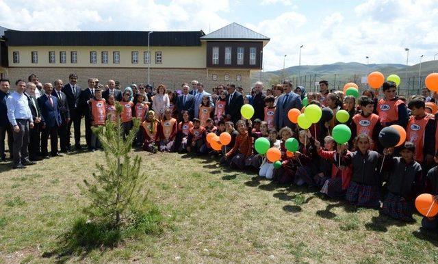 Okul Bahçesine 300 Adet Fidan Dikildi