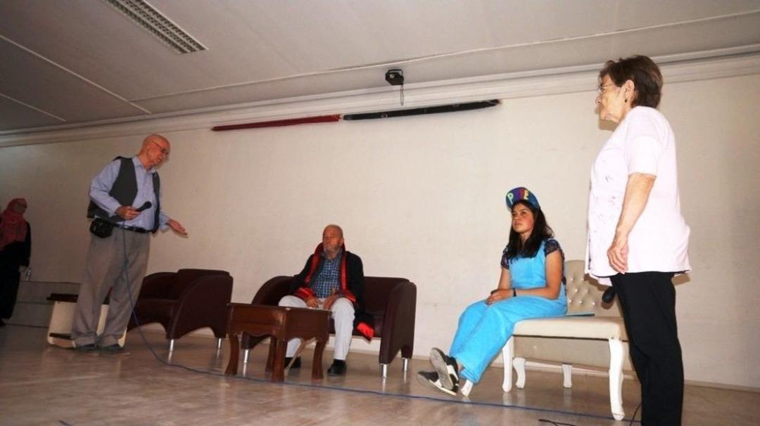 Huzurevinde Kalan Yaşlılar &Ouml;ğrencilerin Skecinde Rol Aldı