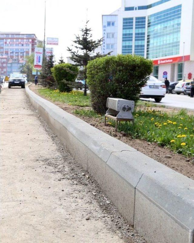 Büyükşehir Orta Refüjleri Beton Bordürlerle Yeniliyor