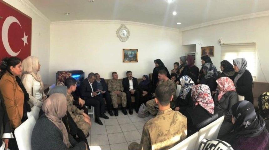 Ak Annelerden G&uuml;venlik G&uuml;&ccedil;lerine Moral Ziyareti