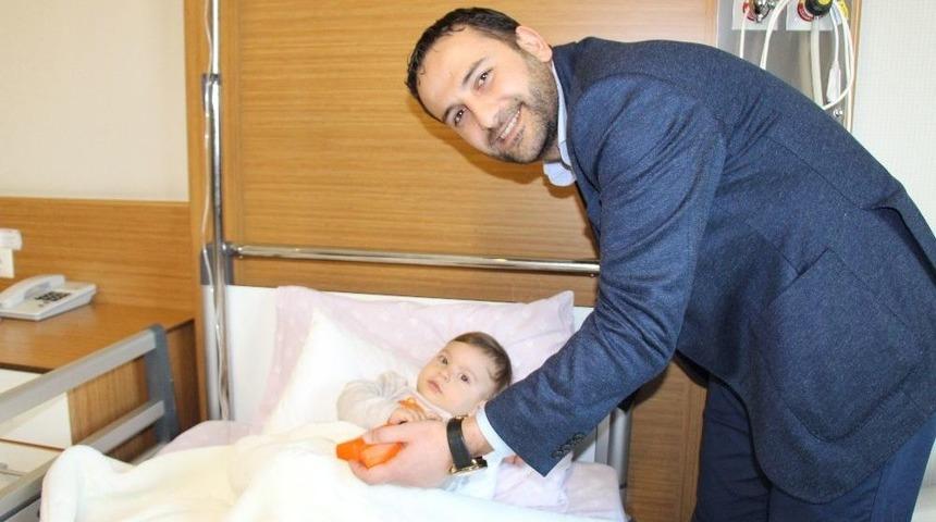 14 Aylık Bebeğin B&ouml;breğinde Bir Santimetrelik Taş &Ccedil;ıktı