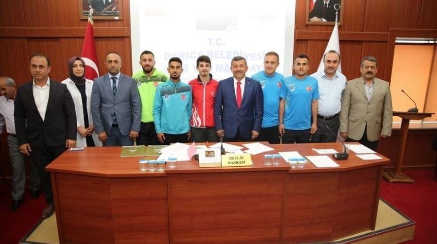 Darıca Meclisinde Başarılı Sporcular &Ouml;d&uuml;llendirildi