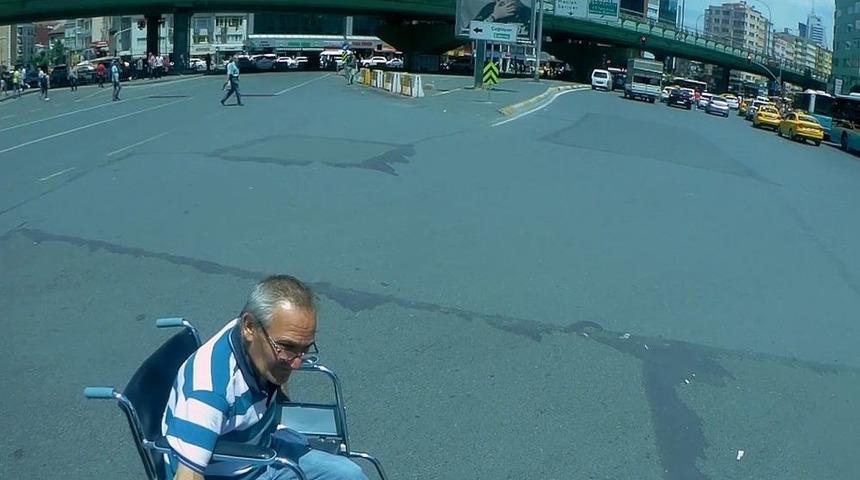 (&ouml;zel Haber) Trafikte Mahsur Kalan Engelli Vatandaşa Siper Olan Motosikletli Kamerada