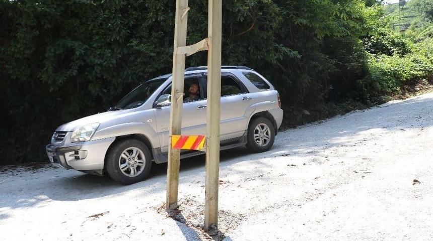 Yol Genişleyince Elektrik Direği Yolun Tam Ortasında Kaldı