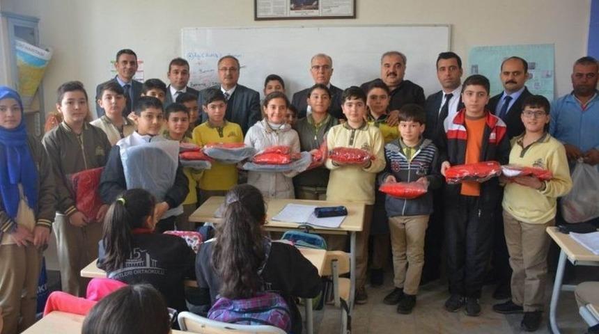 Başarı &Ouml;ğrencilere Spor Malzemesi Dağıtıldı