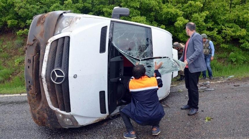 Voleybolcu &Ouml;ğrencileri Taşıyan Minib&uuml;s Kaza Yaptı: 13 Yaralı